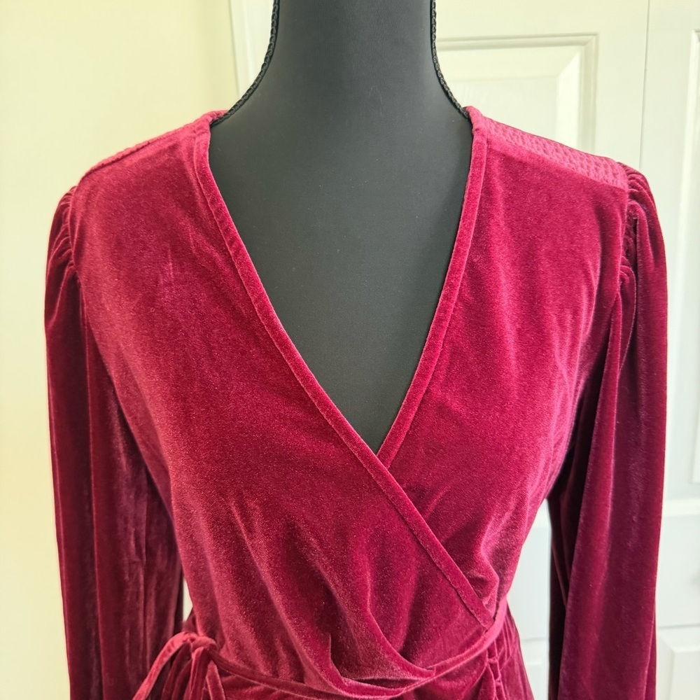 Gianni Bini Long Sleeved Velveteen Burgundy Wrap Dress Size Small, NWOT - Picture 2 of 9